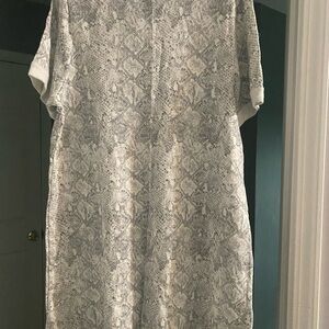 Alternative Gray and Cream Snake-Print Crewneck Shift Dress
